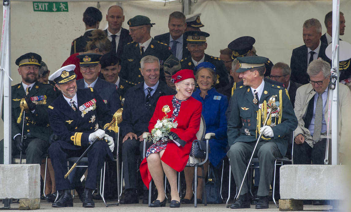 Dronning Margrethe og hendes sønner ved Forsvarets parade i Korsør