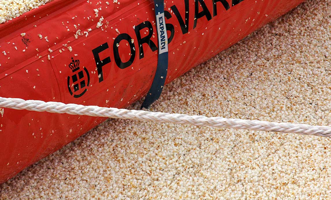 Man bruger ofte popcorn for at illudere olie på havmiljøøvelser. Popcorn opfører sig på havet ligesom olie, flyder med vind og strøm på samme måde, så det er et nyttigt og ikke-forurenende alternativ til olie, når man skal øve sig.