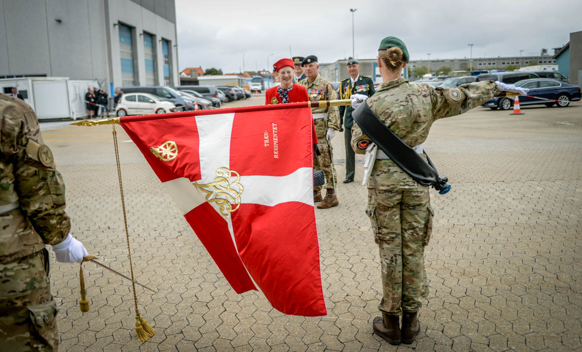 Dronningen og Trænregimentets fane