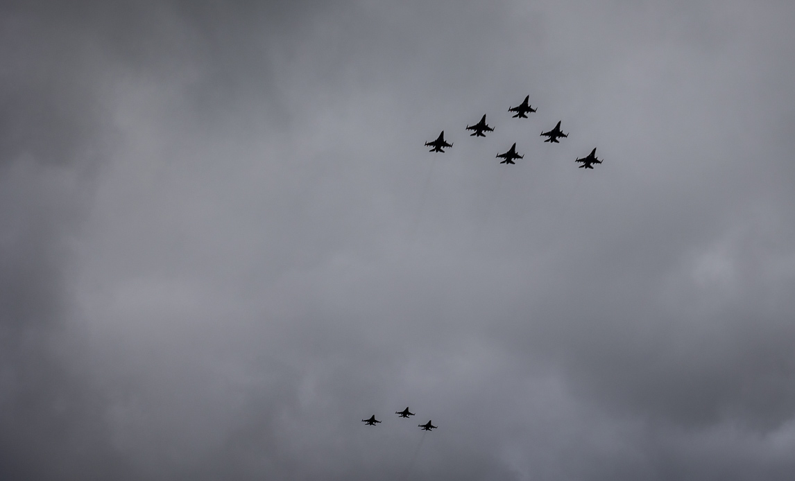 F-16 kampfly under overflyvning.