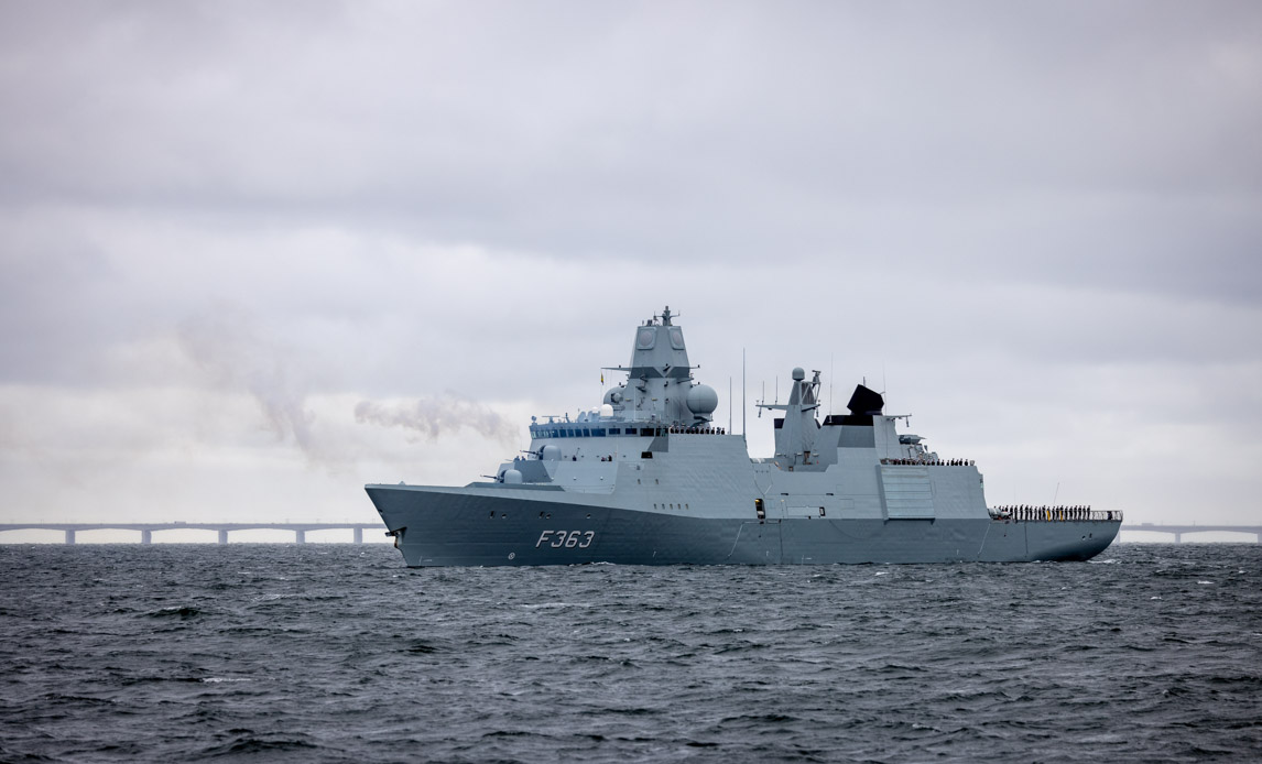 Fregatten Niels Juel saluter
