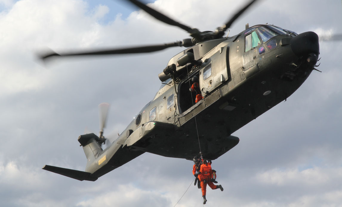En person hoistes til en redningshelikopter under en øvelse