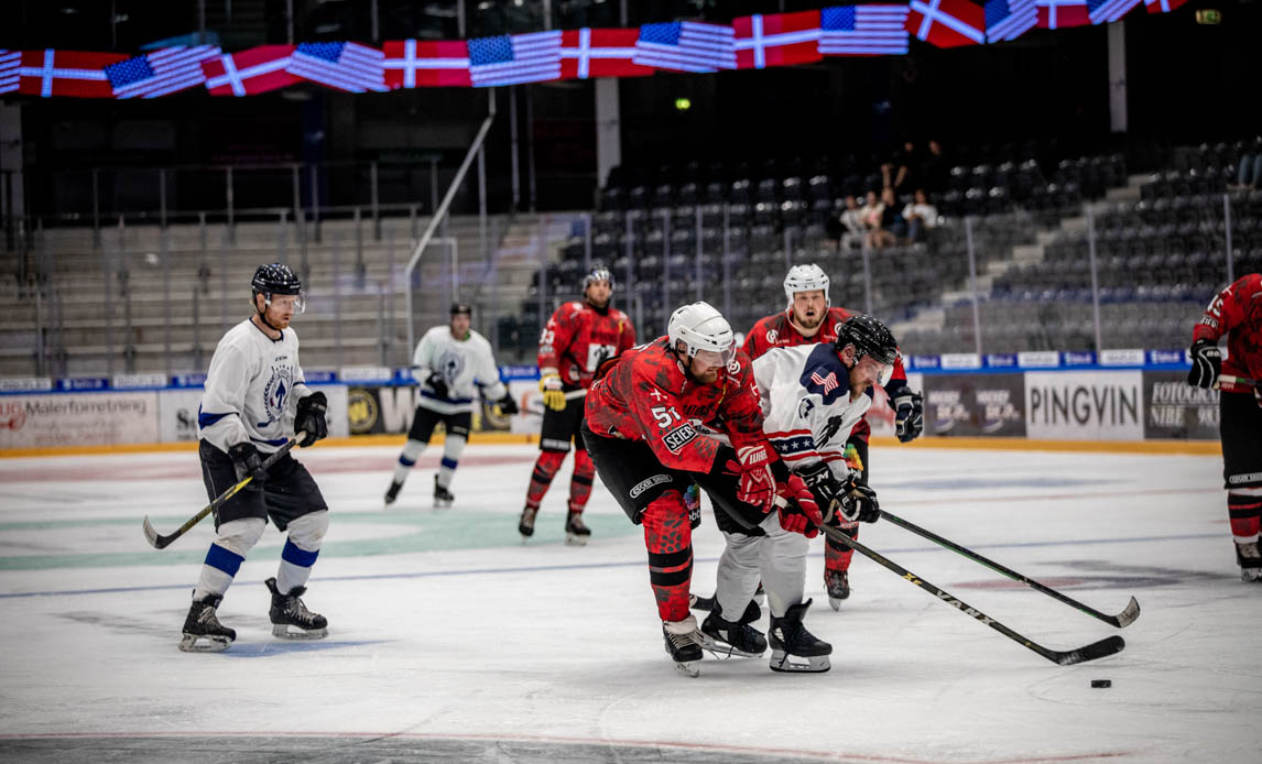 Ishockeykamp mellem danske og amerikanske veteraner.