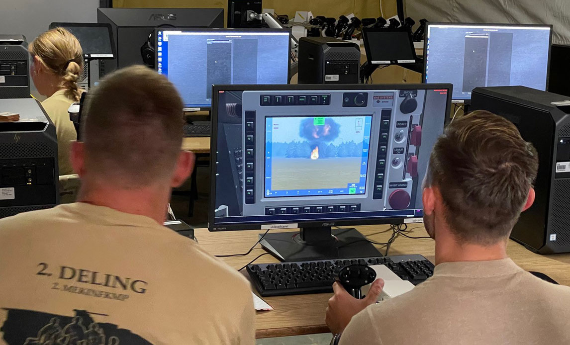 Soldater træner i simulator