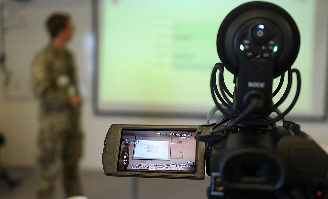 Undervisningen i Danmark, som live-transmitteres som video-link til kursisterne i Grønland.