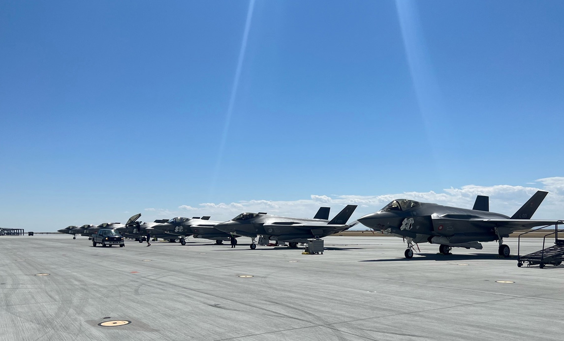 Danske og hollandske F-35 kampfly holder på linje på Mountain Home Air Force Base i Idaho. Forrest til højre ses det første danske F-35 kampfly med halenummeret L-001.