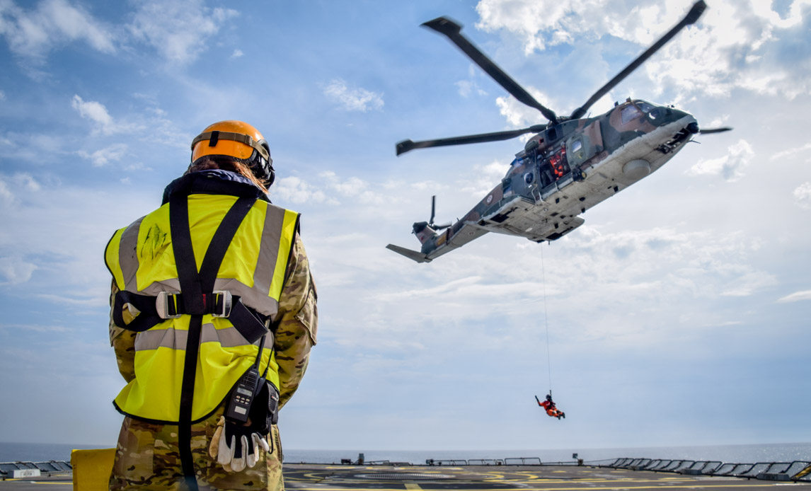 Søredning. Esbern Snares besætning træner med helikopter fra Portugal.