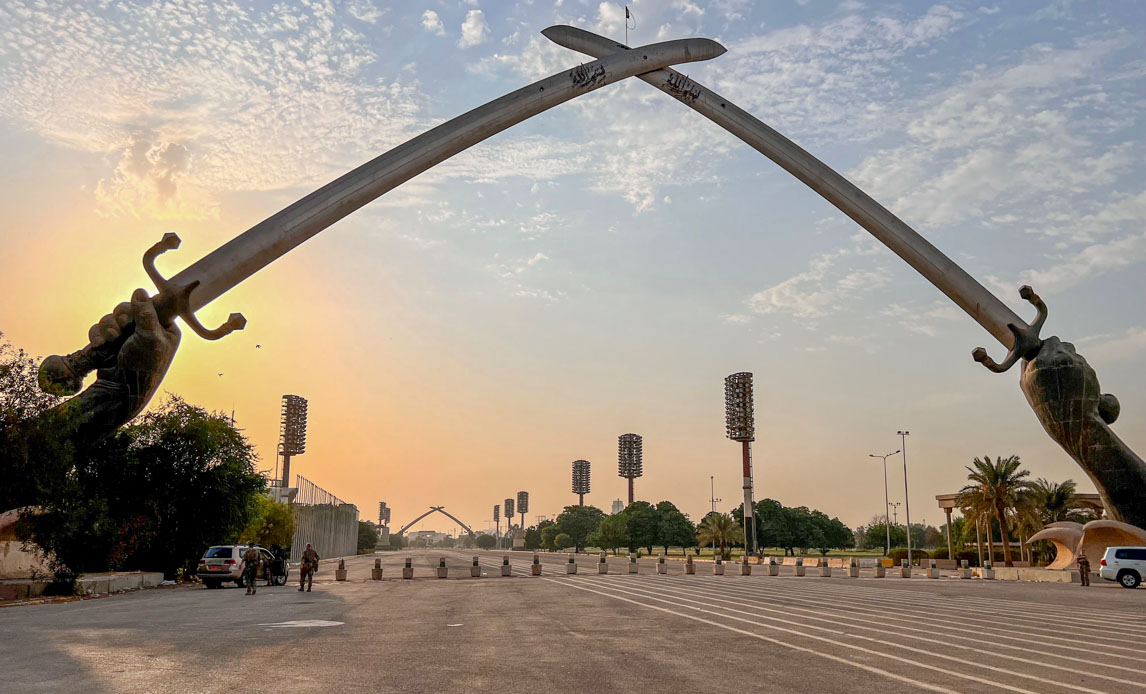 ’Hands of Victory’. De danske soldaters eskortekørsel foregår indimellem i det større Bagdad-område, også i det centrale Bagdad, hvor de passerer dette monument, bygget af daværende præsident Saddam Hussein efter Iran-Irak-krigen.