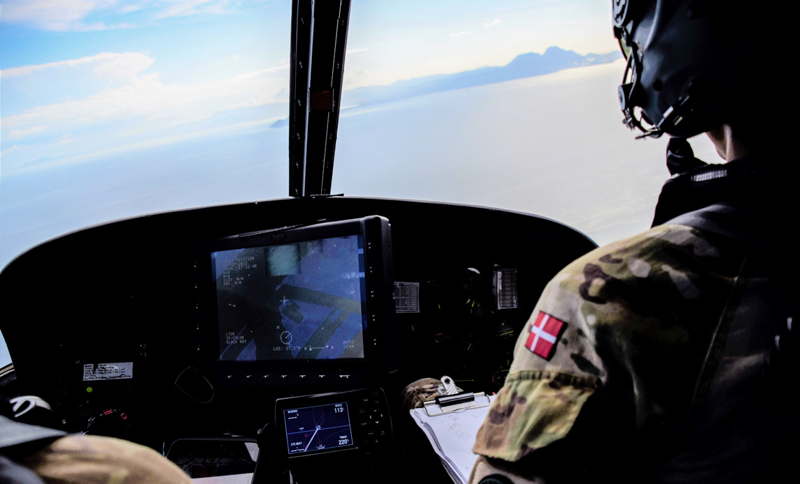 Overvågning. Helikopterbesætningen har fløjet over 135 timer i løbet af missionens første seks uger.