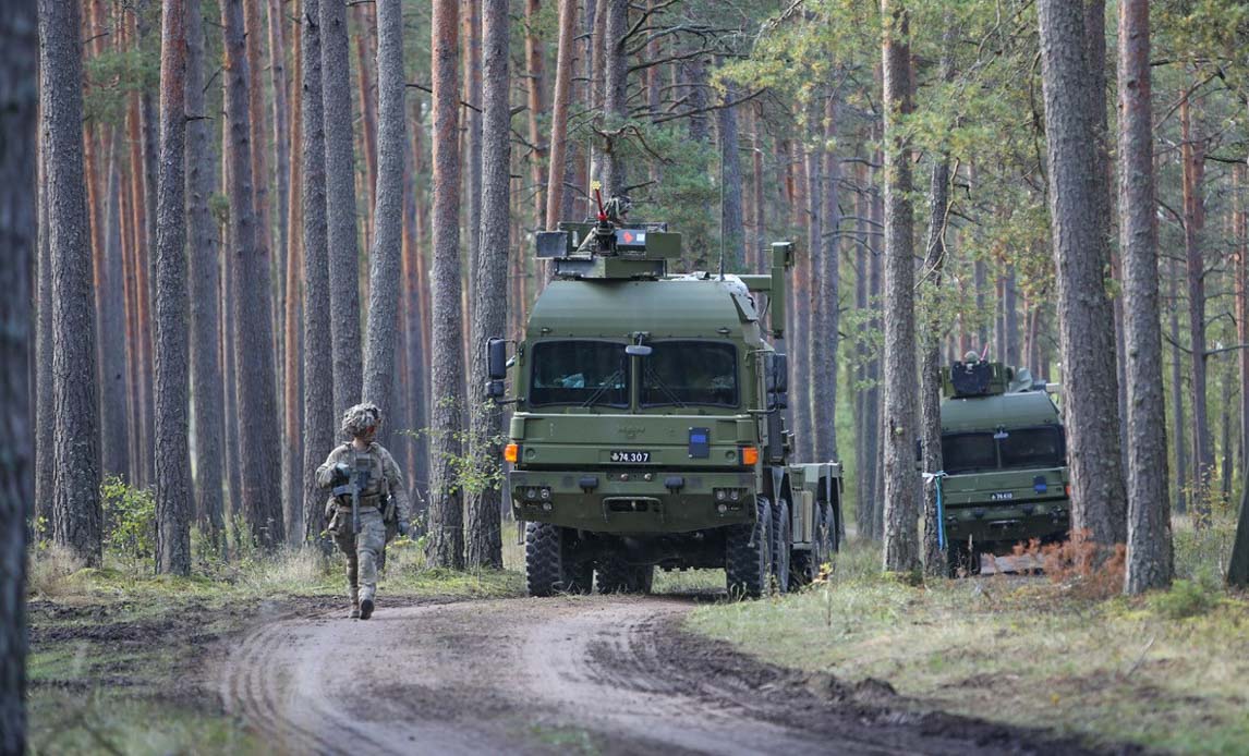 Danske, pansrede køretøjer i lettisk skov under øvelse
