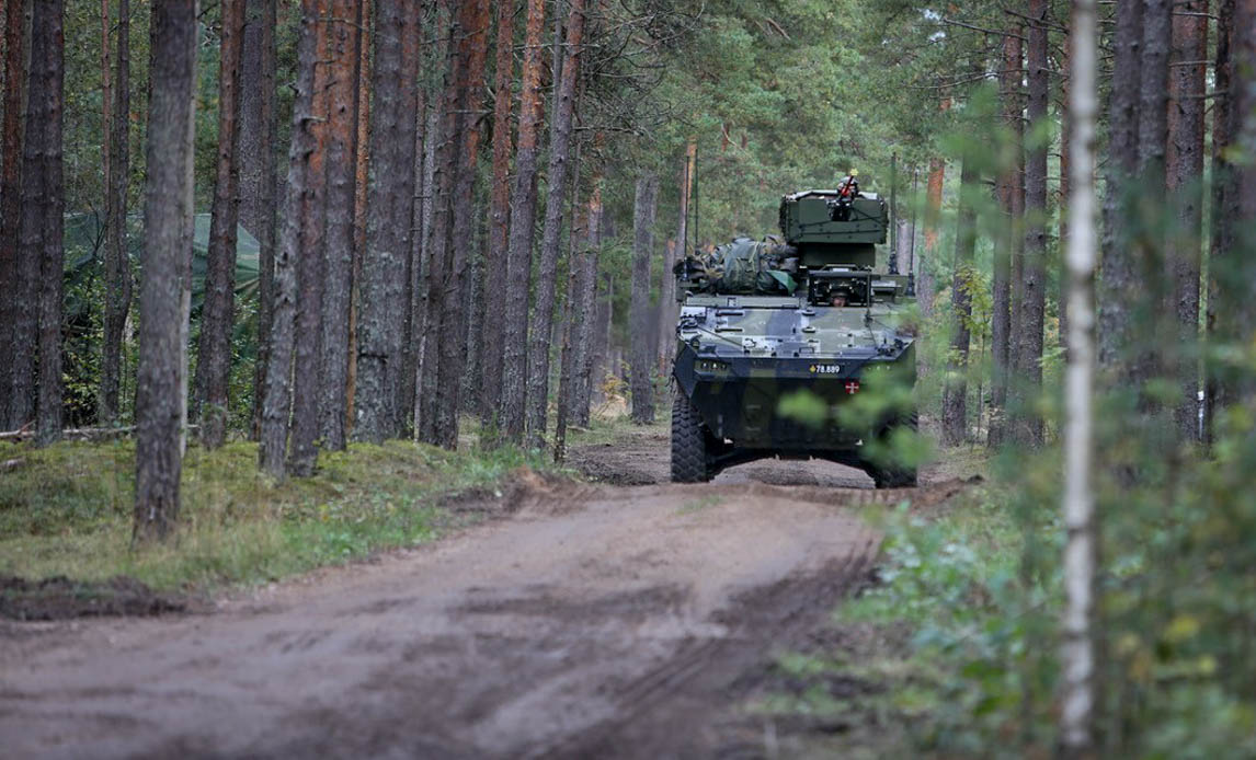 Dansk pansret køretøj i skov.