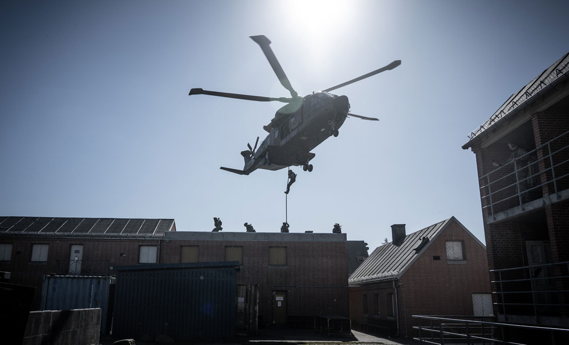 En helikopter træner evakuering af soldater og civile