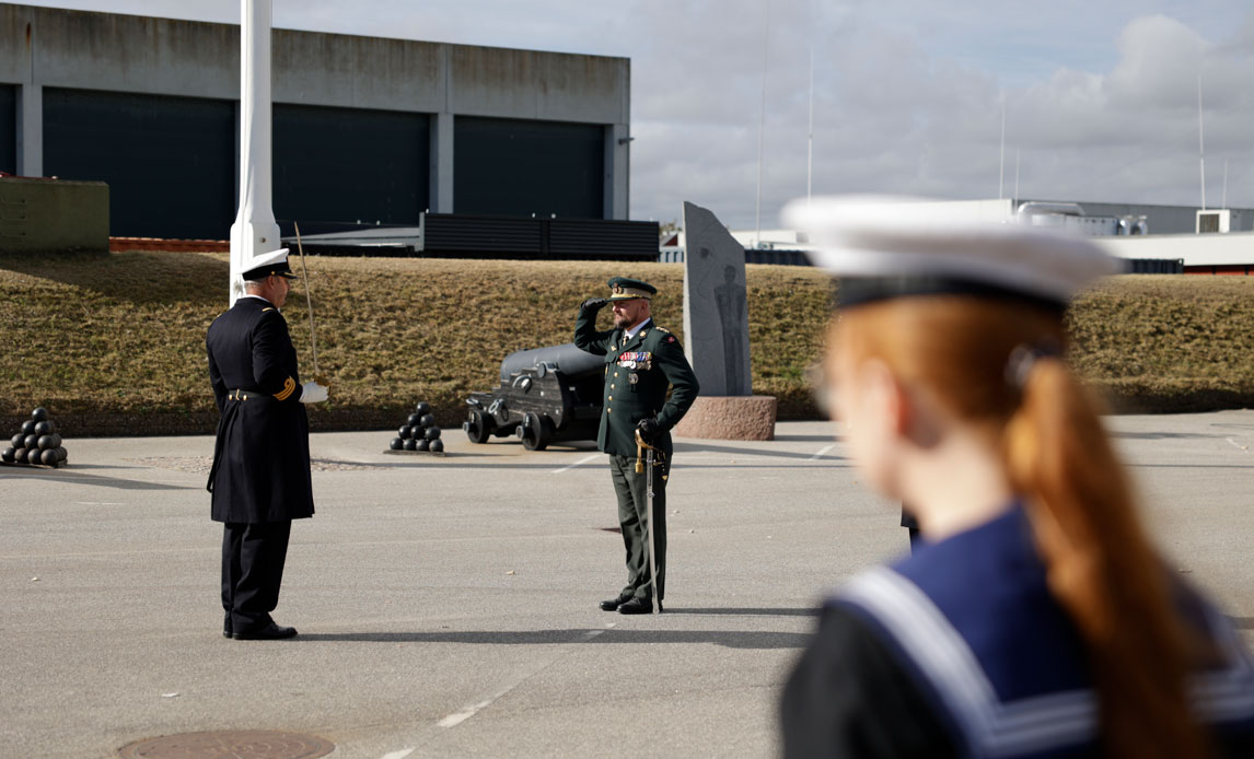 Chefen for Forsvarsstaben hilser på chefen på Flådestation Frederikshavn