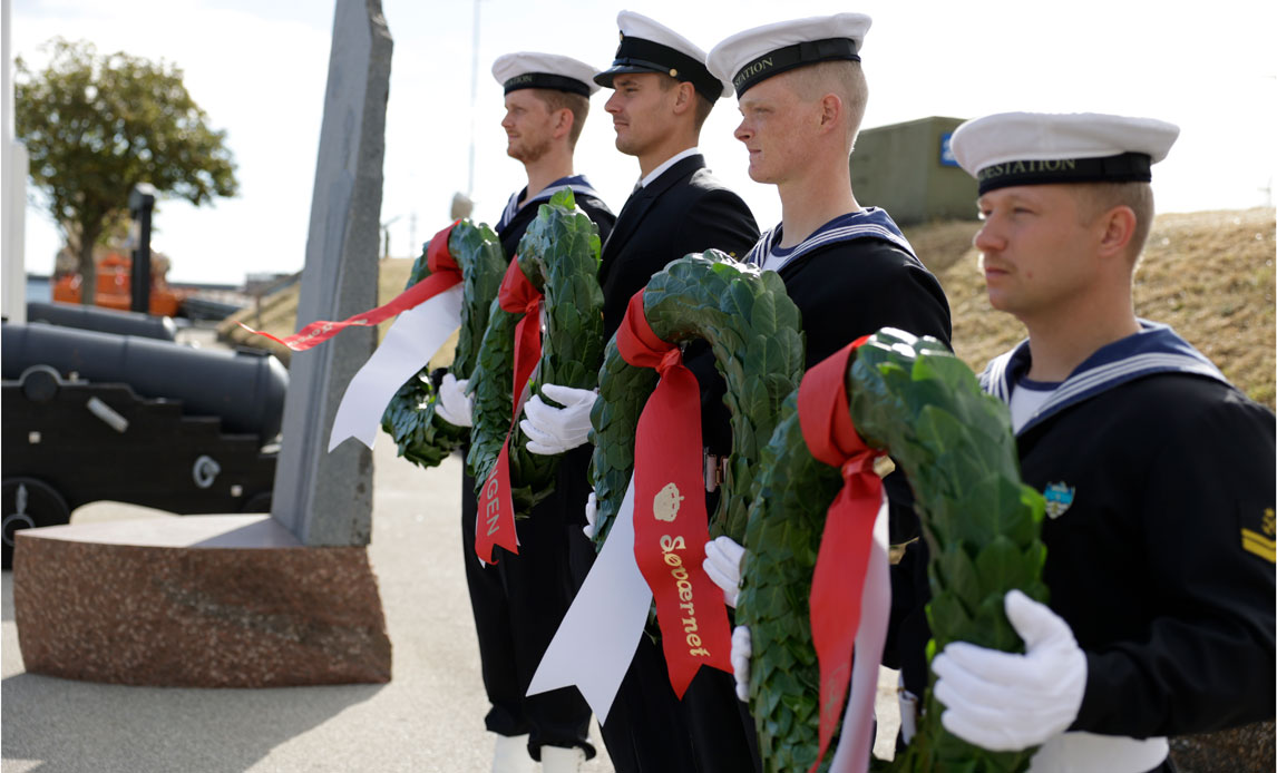 Marinesoldater står klar med kranse