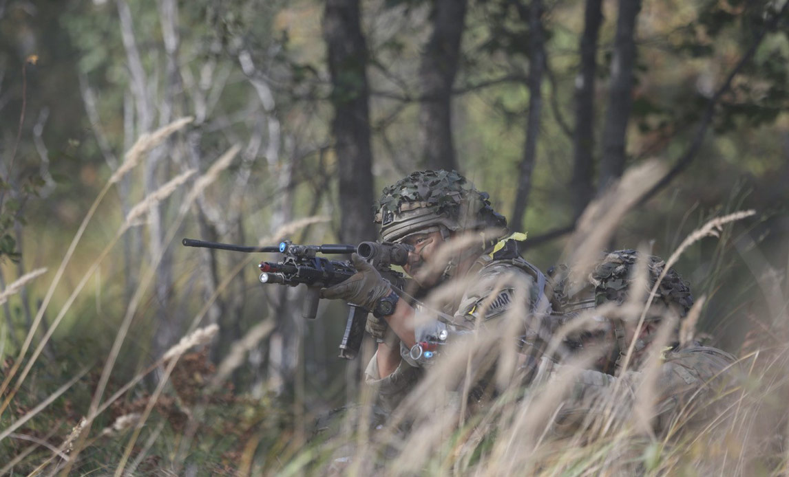 Soldater fra kampbataljonens to infanterikompagnier gennemførte adskillige operationer med støtte af stabskompagniets enheder og ildstøttebatteriet under 10-døgns øvelsen Silver Arrow.