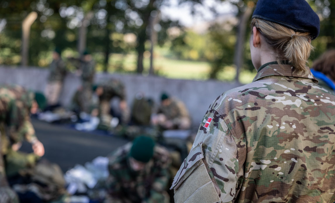 Danske soldater lærer de ukrainske rekrutter om våbenhåndtering. (Foto: Simon / Forsvaret)