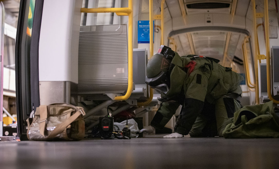 Bomberydder på øvelse i Metro-tog.