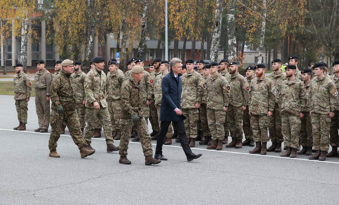 Ambassadør og chefer inspicerer paraden