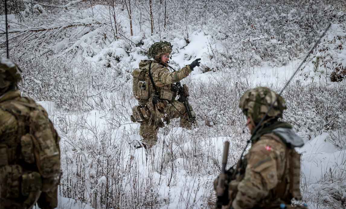 Panserinfanterister i sneen på skydebane i Letland.