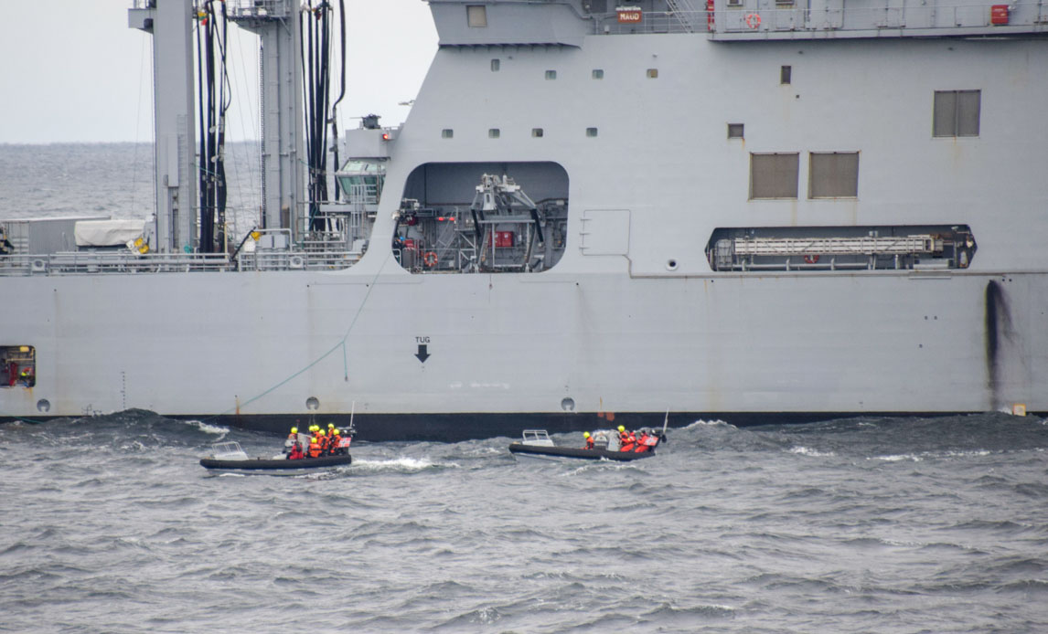 Personellet bliver udvekslet mellem flådefartøjerne via RHIB’er, skibenes små motorfartøjer.