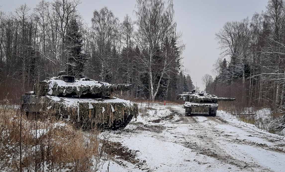 Leopard 2A7 kampvogne i sne i Estland.