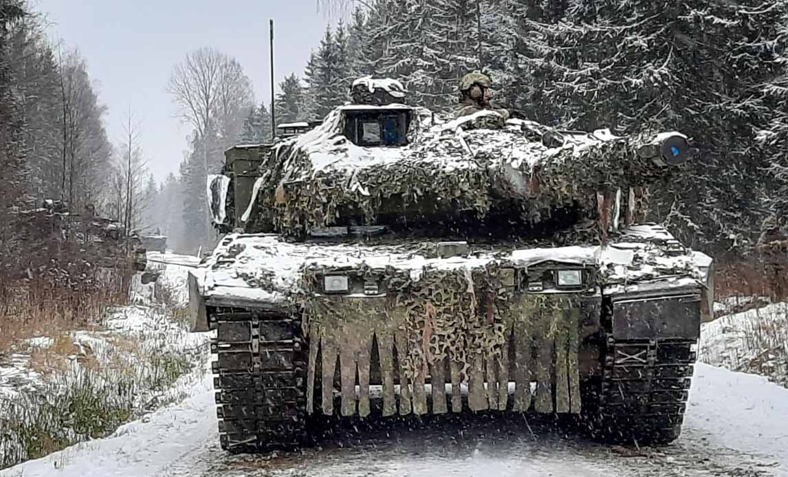 Leopard 2A7 kampvogne i sne i Estland.