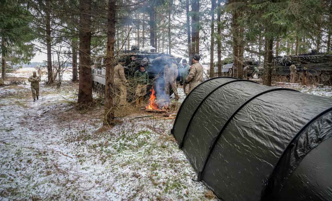 Soldater laver bål i vinteren i Estland