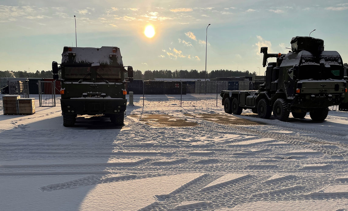 Sol, sne og to lastbiler. Foto: Thomas H. Reimann / Forsvaret