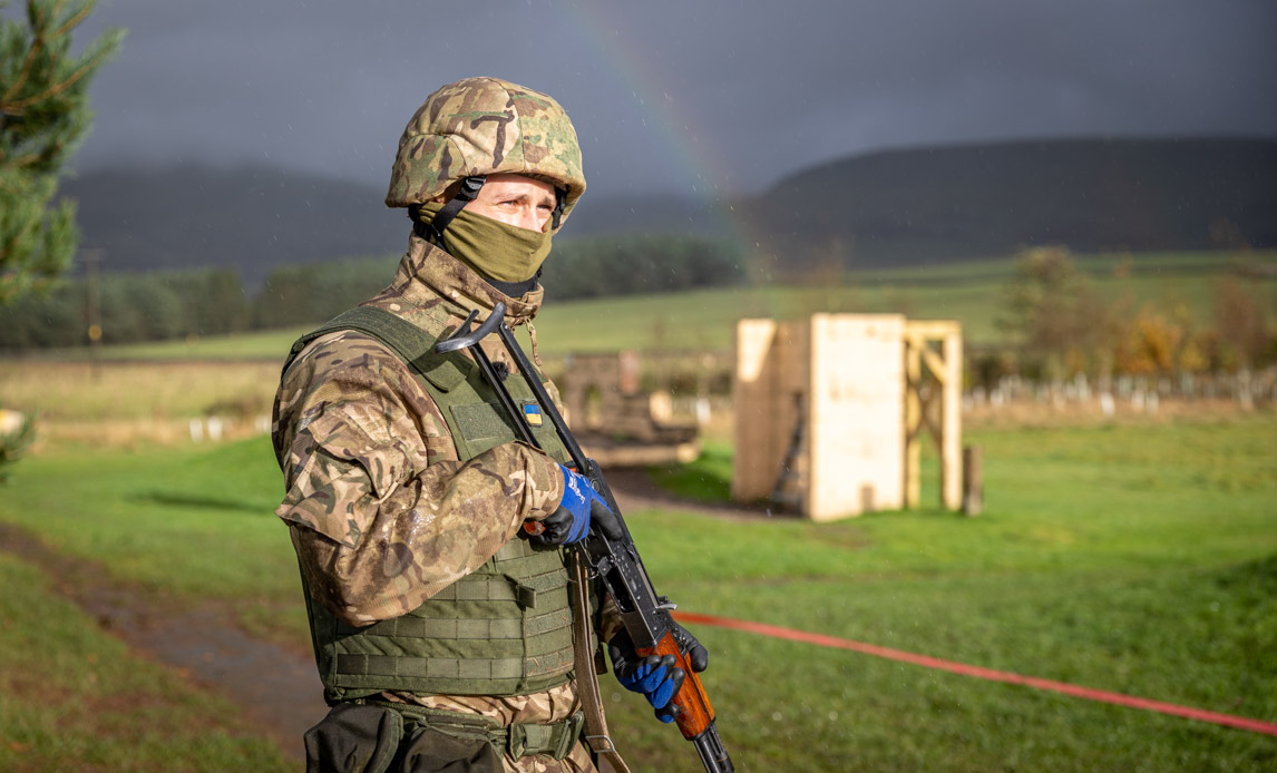 Ukrainsk soldat på skydebane på en af træningens sidste dage.