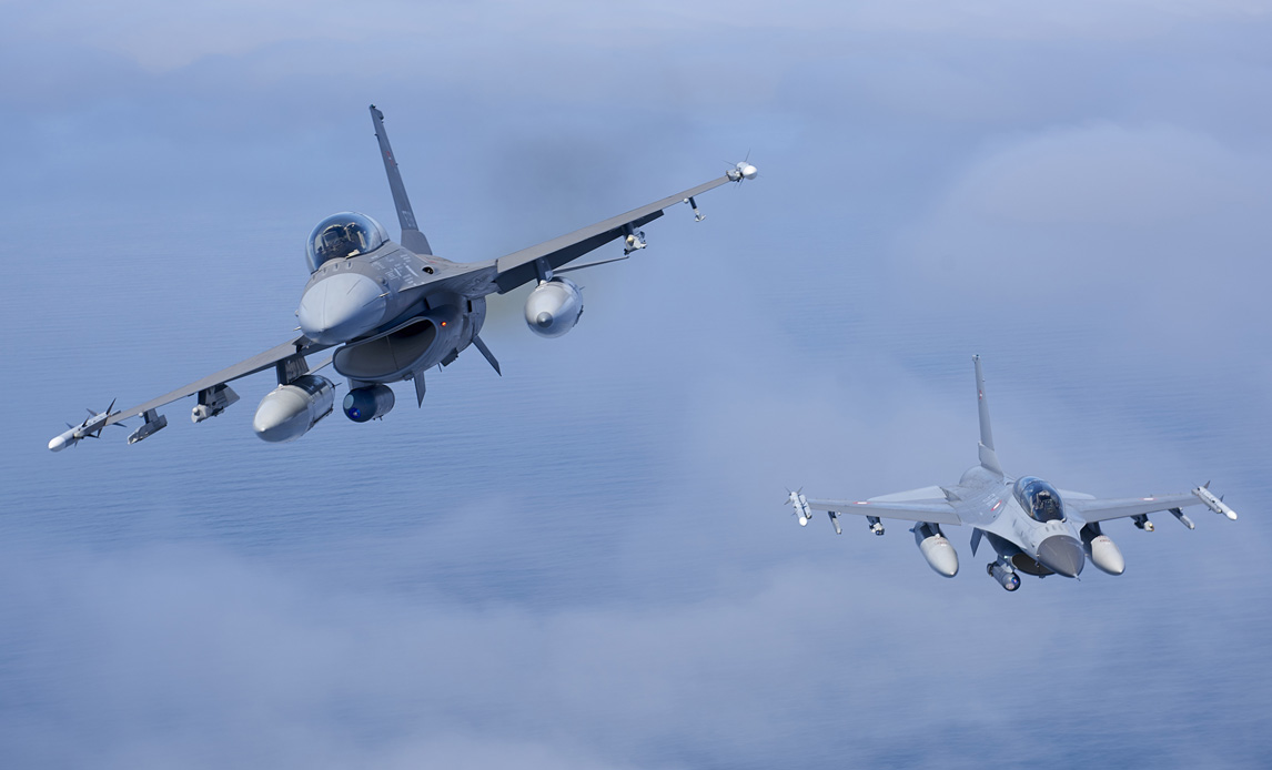 F-16 kampfly på vingerne over Danmark