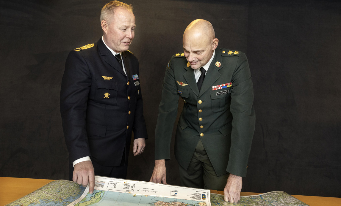Chefen for Operationsstaben  i Forsvaret Michael Hyldgaard sammen med sin sveske counterpart Carl-Johan Edström. De ses stående ved et bord med udfoldede kort.