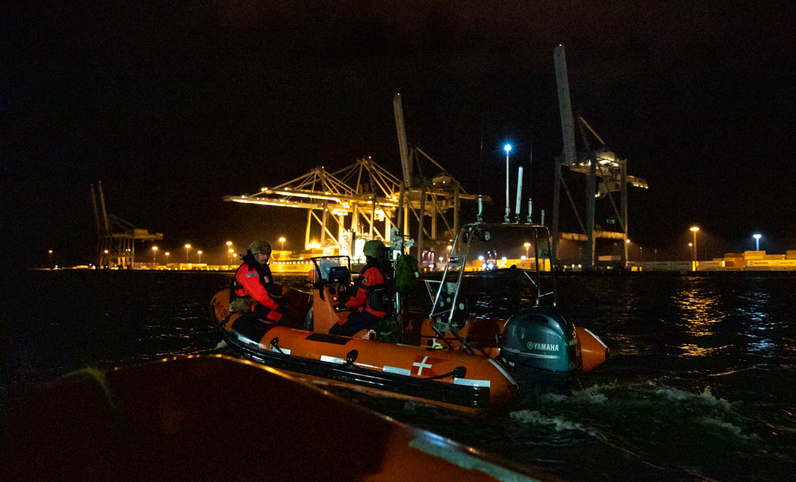 Marinehjemmeværnet patruljerer Aarhus Havn i forbindelse med ankomsten af amerikansk materiel.