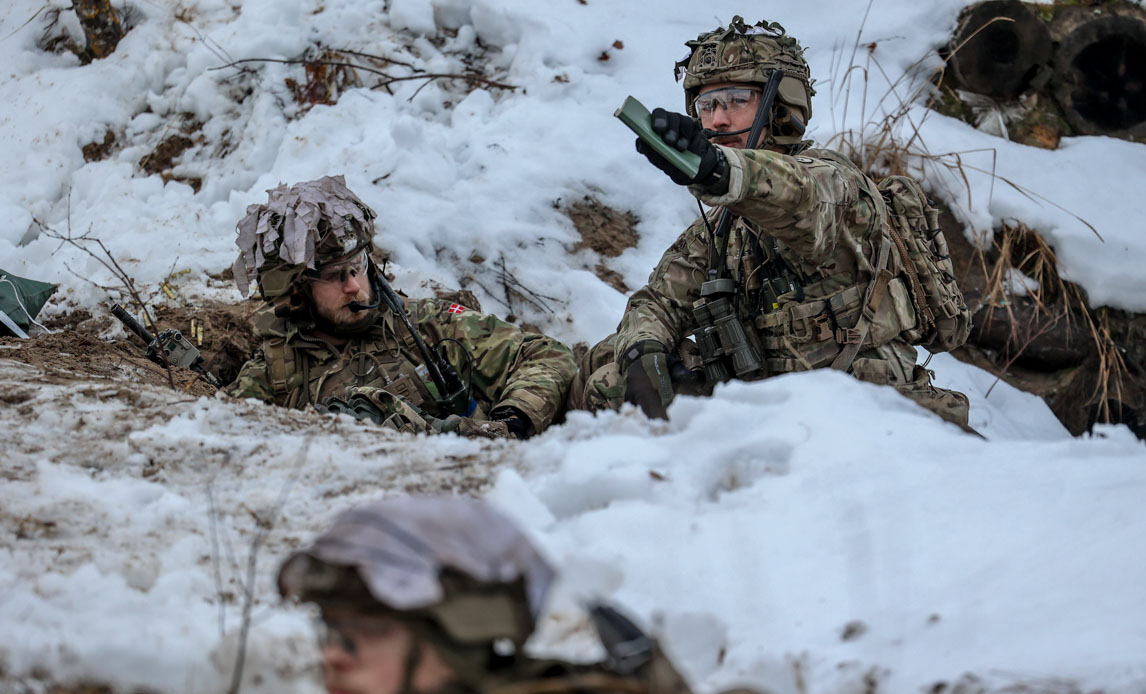 Delingsføreren fra det mekaniserede infanterikompagni udstikker ordrer på skydebanen.