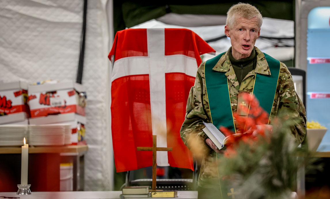 Feltpræsten under julegudstjenesten.