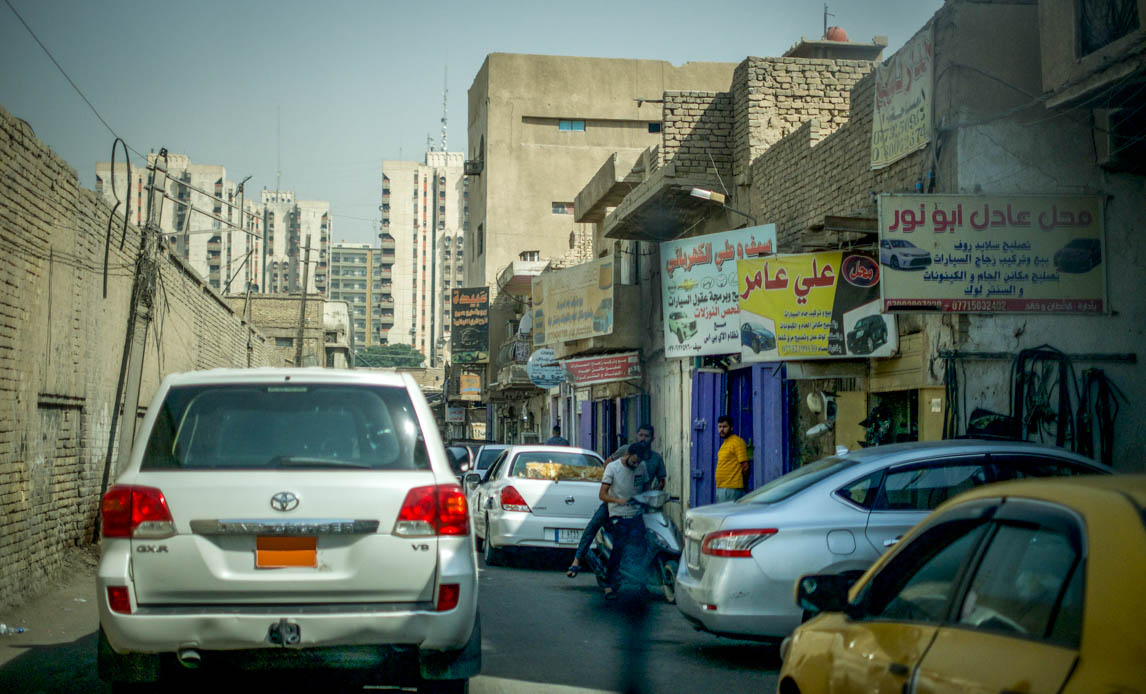 Kørsel i Bagdads snævre gader.