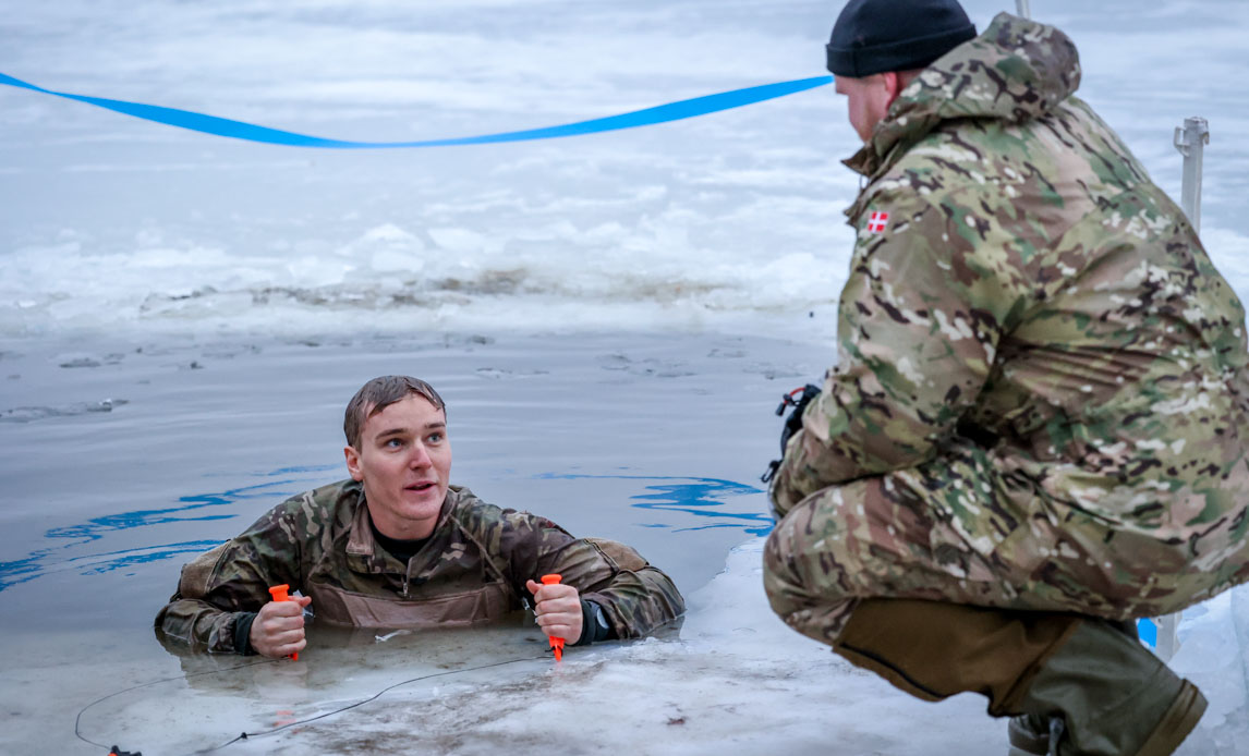 Soldaten skal visse, at han har kontrol over kroppen ved at svare på instruktørens spørsgmål, før han kommer op ad vandet.