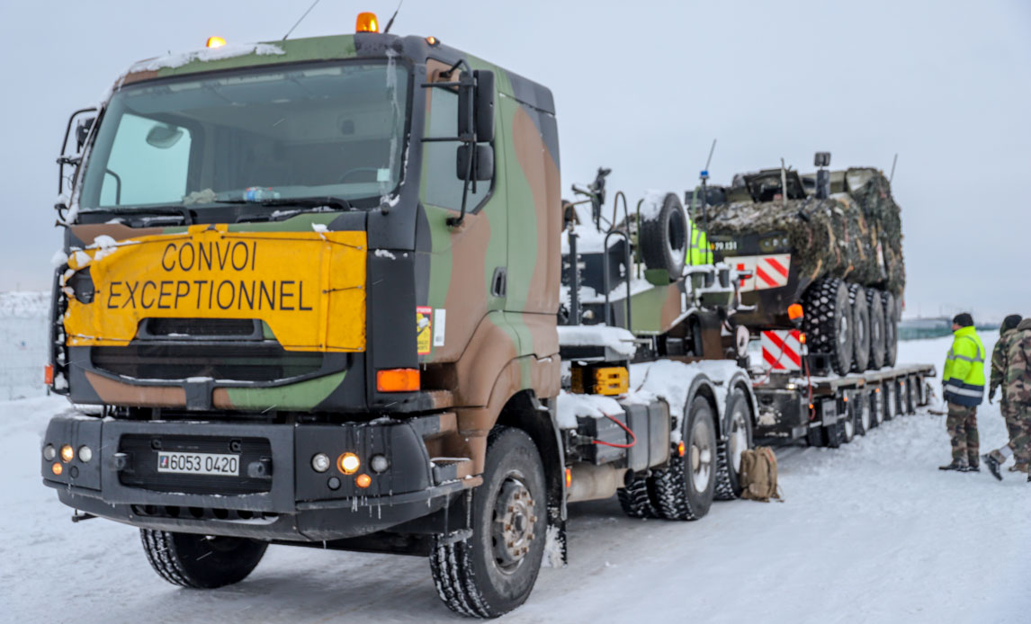Fransk blokvogn flytter danske og amerikanske pansrede køretøjer.