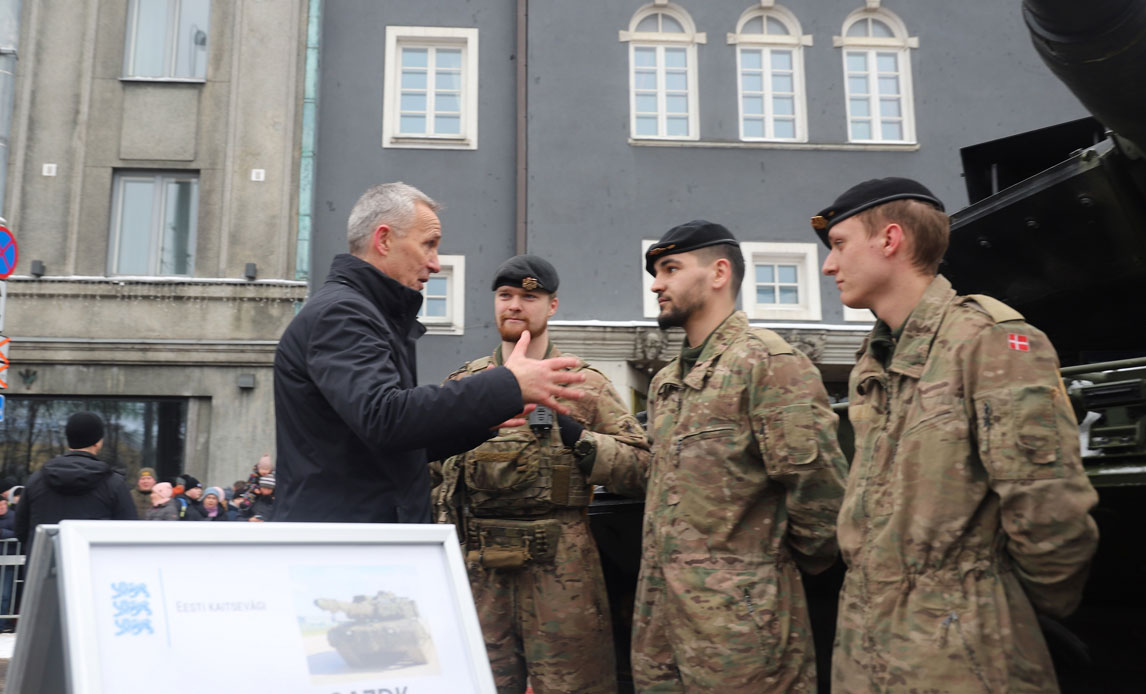 NATOs Generalsekretær Jens Stoltenberg fik sig en lang snak om Leopard 2A7 med de danske soldater.