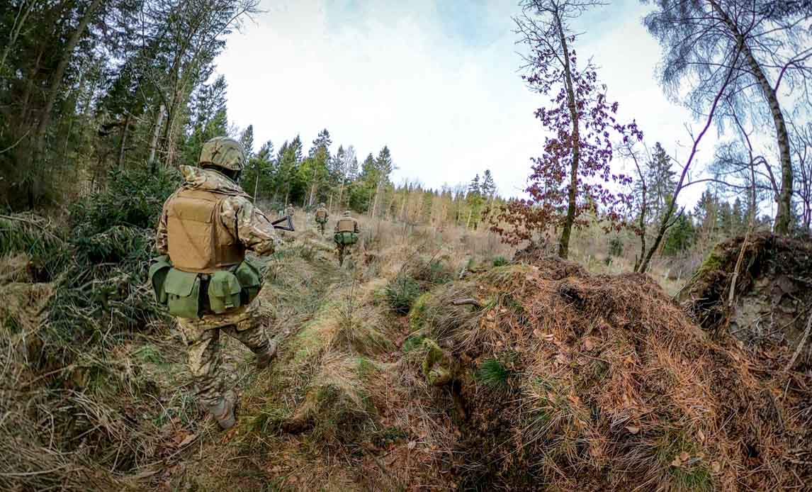 Ukrainske soldater i defensive kamp i uoverskueligt terræn.