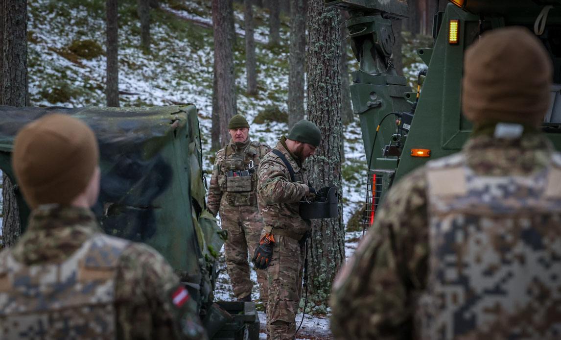 Lettisk personel ser dansk personel bjærge køretøj