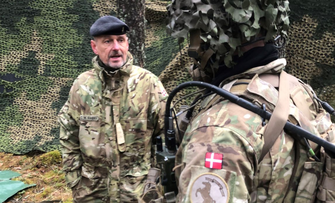 Chef Livgarde i samtale med soldat fra Livgardens mekaniserede kompagni