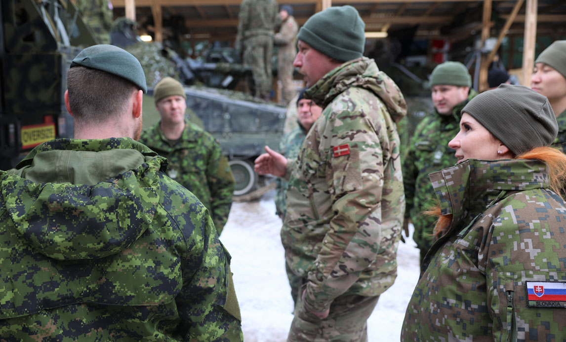 Det danske bidrag har haft besøg af chefen for Hjemmeværnet og af repræsentanter fra de udenlandske eFP-bidrag på Adazi Military Camp. Her fremvises dansk materiel under besøg i Camp Valdemar.