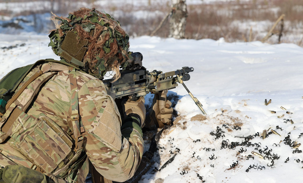 Soldat fra Opklaringsbataljonen under skarpskydning med let maskingevær.