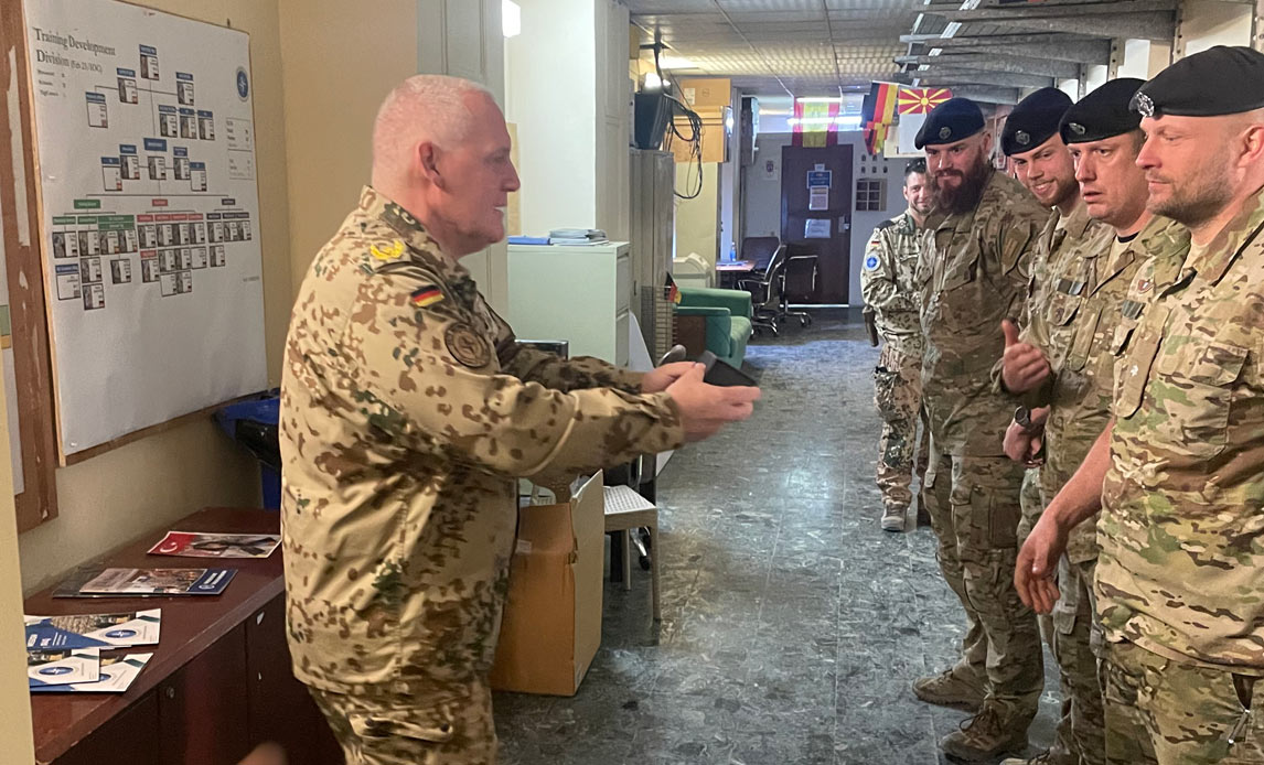 Som resultat af forrige uges eskortering af den tyske forsvarschef anerkendte den tyske brigadegeneral Spannuth fra staben ved NATO Mission Iraq, nogle af de danske soldater for deres professionalisme og særdeles gode opgaveløsning.