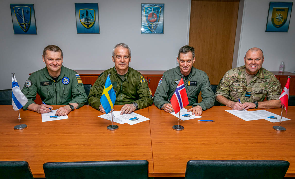 Chefer for de nordiske flyvevåbner samlet ved underskrift