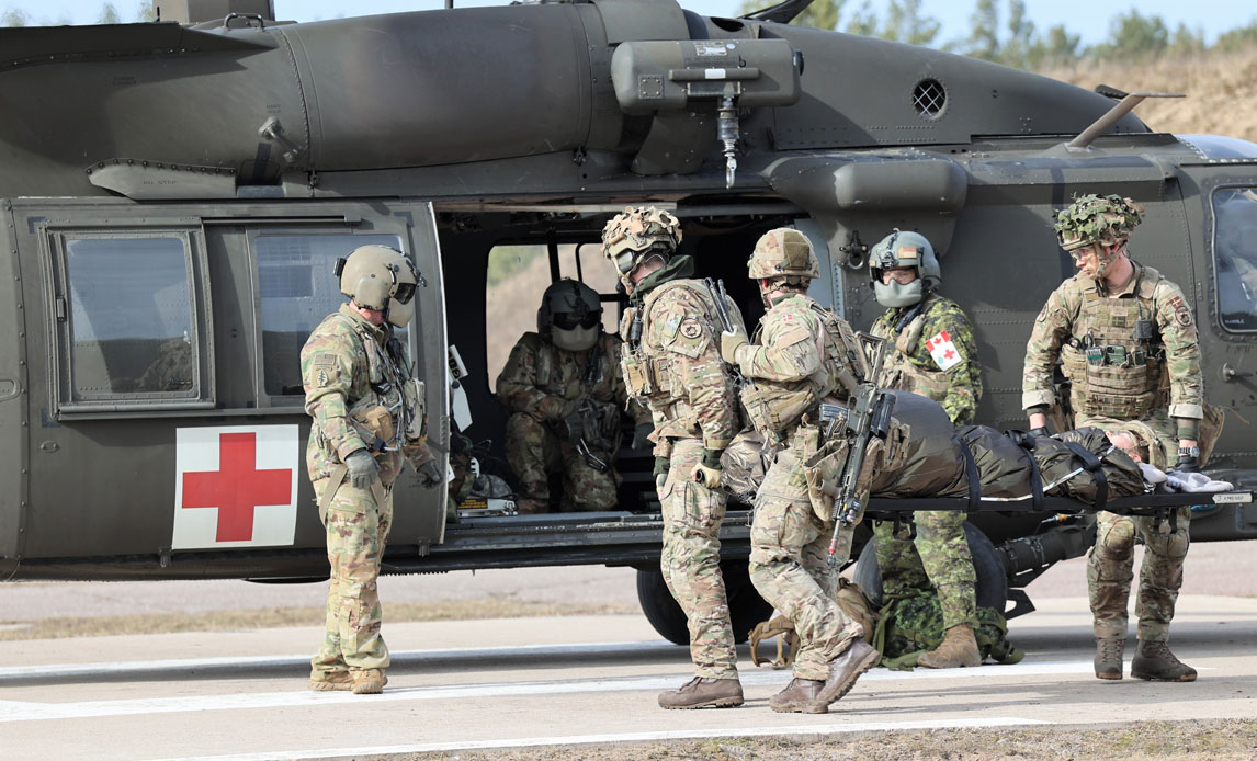 ”Såret” soldat evakueres med amerikansk ”Black Hawk”.