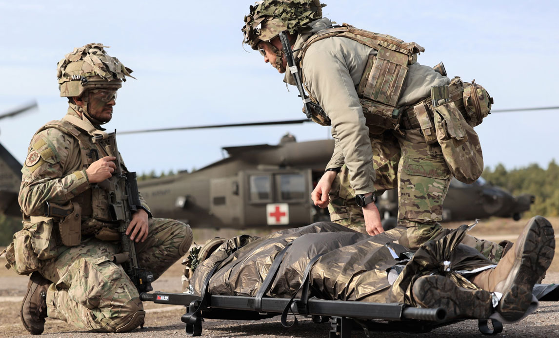 Soldat sikrer ”såret” kollega inden helikopterevakuering.