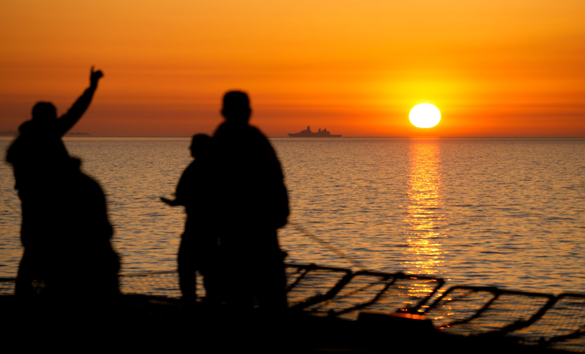 Solnedgang ved dansk fregat.