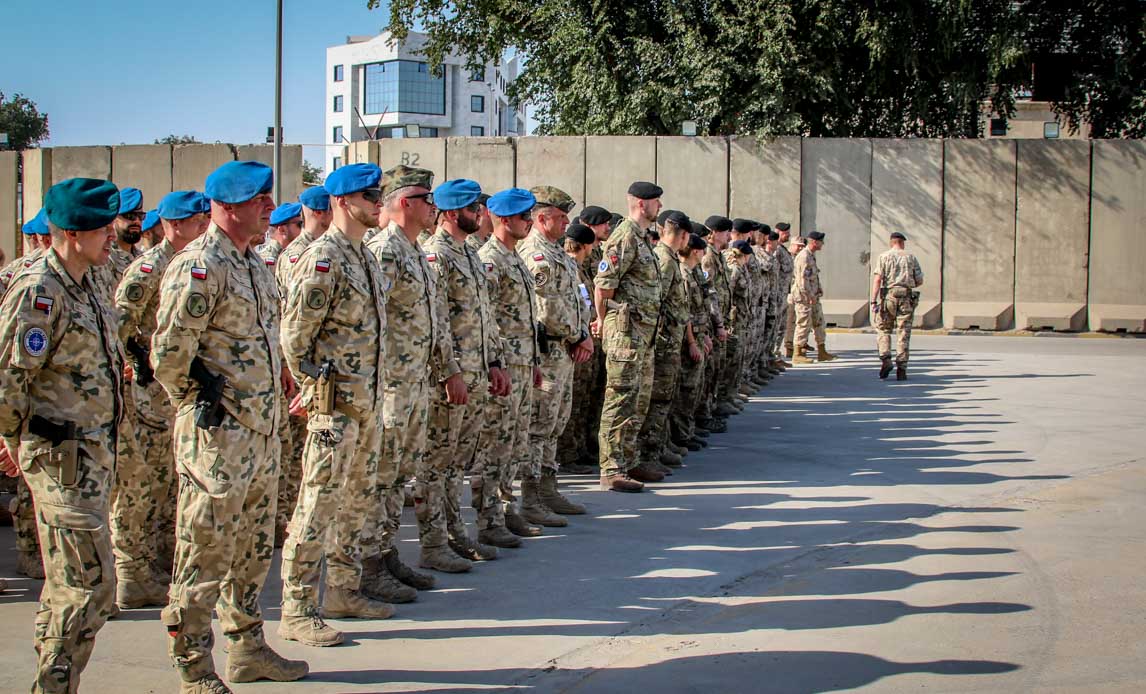 Parade i Irak under medaljeoverrækkelse