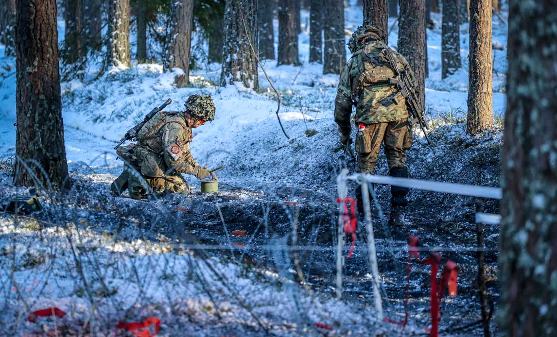 Panseringeniørgruppe arbejder i sneklædt skov i letland